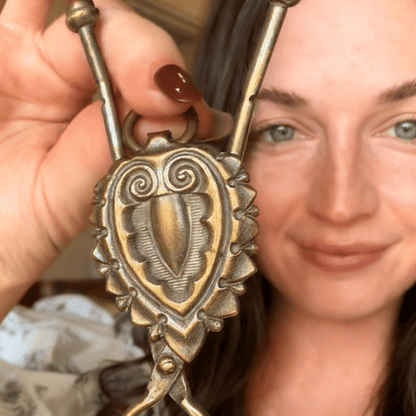 🔥LAST DAY 57% OFF - ANTIQUE VICTORIAN ORNATE SKIRT LIFTER